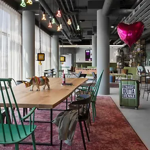 3* מלון Moxy East